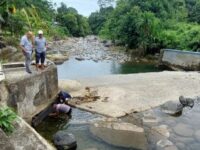 Dirut Perumda Air Minum Kota Padang, Hendra Pebrizal meninjau langsung kondisi intake dari institusi yang dulu dikenal sebagai PDAM itu, di