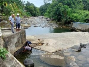 Dirut Perumda Air Minum Kota Padang, Hendra Pebrizal meninjau langsung kondisi intake dari institusi yang dulu dikenal sebagai PDAM itu, di