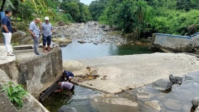 Dirut Perumda Air Minum Kota Padang, Hendra Pebrizal meninjau langsung kondisi intake dari institusi yang dulu dikenal sebagai PDAM itu, di