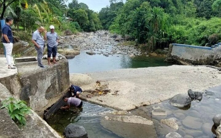 Dirut Perumda Air Minum Kota Padang, Hendra Pebrizal meninjau langsung kondisi intake dari institusi yang dulu dikenal sebagai PDAM itu, di