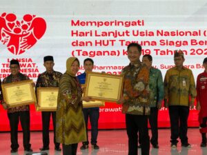 Mensos RI Tri Rismaharini mengajak masyarakat Indonesia untuk memuliakan lansia. Menurut Risma, selama ini peran lansia sangat