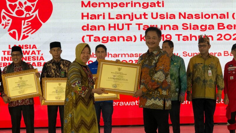 Mensos RI Tri Rismaharini mengajak masyarakat Indonesia untuk memuliakan lansia. Menurut Risma, selama ini peran lansia sangat