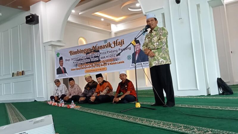 Kepala Kanwil Kemenag Sumbar, Helmi mengatakan bahwa kuota haji Sumbar tahun ini ada sebanyak 4.613 jemaah. Para jemaah haji Sumbar itu akan diberangkatkan dalam 12 kloter.