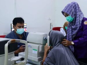 Kemensos Gelar Operasi Katarak untuk Lansia di Dharmasraya