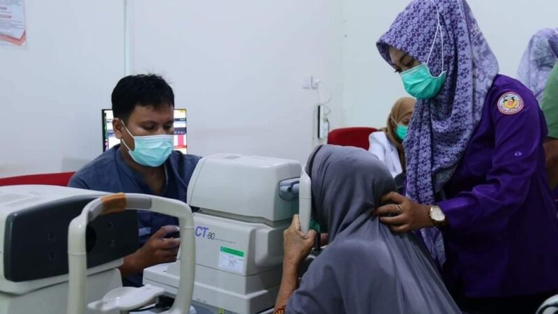 Kemensos Gelar Operasi Katarak untuk Lansia di Dharmasraya