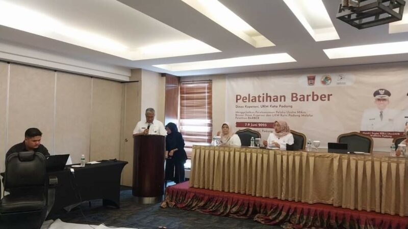 Kembangkan Usaha Barbershop, Diskop UKM Padang Latih 29 Peserta