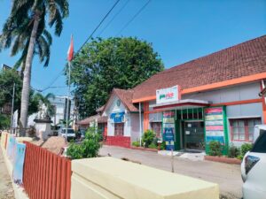 Gedung lama SMA 1 Padang yang berada di Jalan Jendral Sudirman mengalami pemugaran di bagian pagar dan salah satu ruangan. Perlu diketahui,