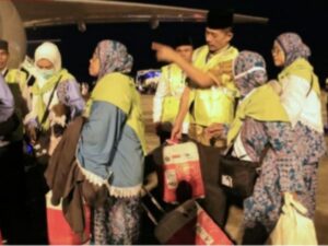 Dua kelompok terbang (kloter) jemaah haji Sumatra Barat (Sumbar) sudah tiba di Tanah Suci. Terbaru, pesawat Garuda Indonesia yang membawa jemaah kloter 2 mendarat di Madinah pukul 12.50 WIB pada Selasa (6/6/2023).