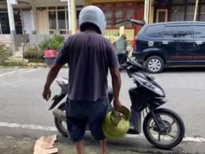 Kelangkaan gas elpiji 3 kg terjadi di Padang Panjang. Akibat kelangkaan gas elpiji 3 kg ini, Pemko Padang Panjang menelusuri penyebabnya