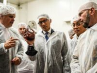 Menparekraf Sandiaga Uno meninjau pabrik Rendang Bella Food di Plovdiv Bulgaria. Kunjungan Sandiaga di pabrik rendang di Bulgaria ini