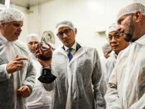 Menparekraf Sandiaga Uno meninjau pabrik Rendang Bella Food di Plovdiv Bulgaria. Kunjungan Sandiaga di pabrik rendang di Bulgaria ini