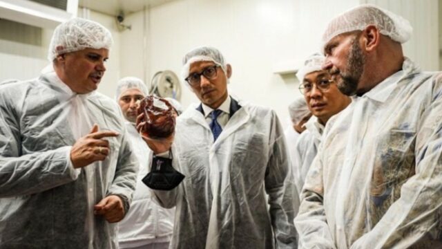 Menparekraf Sandiaga Uno meninjau pabrik Rendang Bella Food di Plovdiv Bulgaria. Kunjungan Sandiaga di pabrik rendang di Bulgaria ini