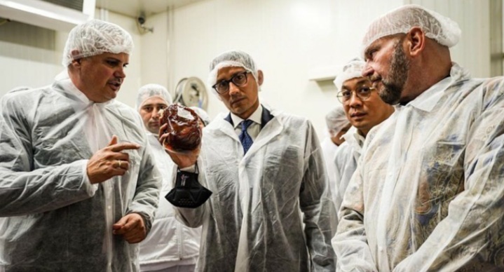 Menparekraf Sandiaga Uno meninjau pabrik Rendang Bella Food di Plovdiv Bulgaria. Kunjungan Sandiaga di pabrik rendang di Bulgaria ini