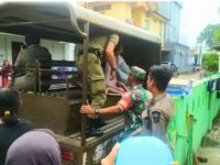 Personel Satpol PP Kota Padang mengamankan seorang perempuan paruh baya karena diduga telah meresahkan peserta Penas Tani