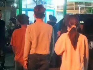 Personel Satpol PP Padang mengamankan dua pasangan bukan suami istri yang diduga berbuat mesum di kos-kosan di Jalan Khatib Sulaiman