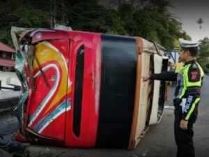 Bus Sipirok Nauli mengalami kecelakaan tunggal di Terminal Bukit Surungan, Kota Padang Panjang, Sumatra Barat (Sumbar) pada Sabtu