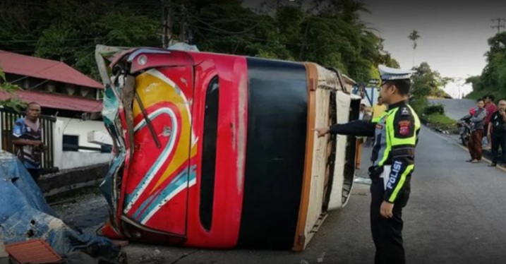 Bus Sipirok Nauli mengalami kecelakaan tunggal di Terminal Bukit Surungan, Kota Padang Panjang, Sumatra Barat (Sumbar) pada Sabtu