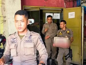 Satpol PP Padang mengamankan 23 botol minuman yang diduga mengandung alkohol di salah satu tempat biliar di Alang Laweh, Padang Barat.