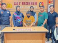 Satreskrim Polres Sijunjung menangkap seorang wanita asal Kecamatan Koto VII, Kabupaten Sijunjung, S (43) yang diduga sebagai mucikari