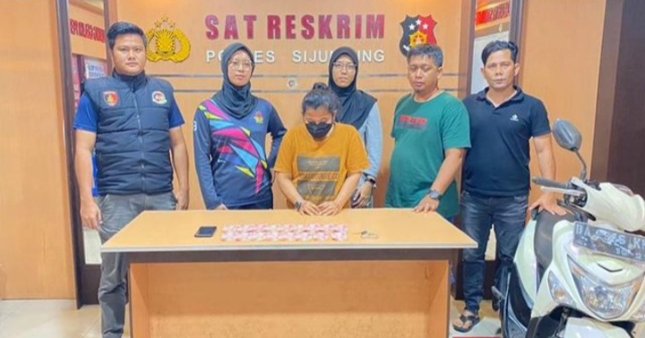Satreskrim Polres Sijunjung menangkap seorang wanita asal Kecamatan Koto VII, Kabupaten Sijunjung, S (43) yang diduga sebagai mucikari