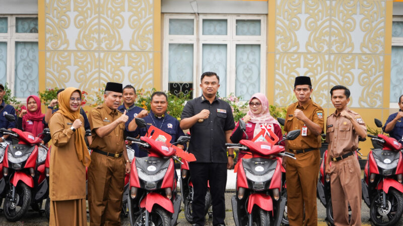 Bupati Dharmasraya, Sutan Riska Tuanku Kerjaan serahkan 41 unit kendaraan dinas roda dua untuk TKSK dan Tenaga PKH di halaman kantor bupati