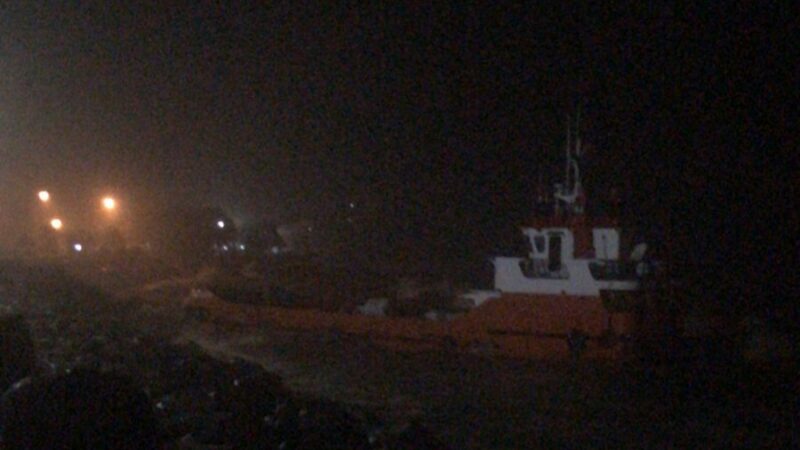 Hujan Deras, Dua Kapal Pengangkut BBM Terdampar di Pantai Padang