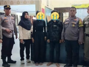 Satpol PP Padang Amankan Sepasang Muda Mudi Tiduran di Pustaka Masjid