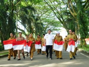 Semarakkan HUT RI, Bupati Sutan Riska Pimpin Gerakan Bagi-bagi Bendera