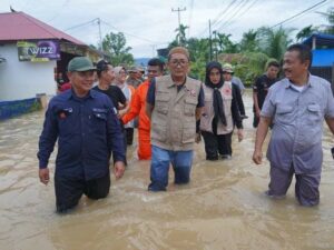 Kembali dari Makassar, Wako Hendri Septa Langsung Tinjau Kondisi Banjir di Padang