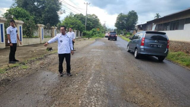 Warga Mengeluh Jalan Rusak di Medsos, Bupati Tanah Datar Lakukan Cek Lapangan