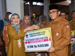 Wako Padang Serahkan Dana Operasional RT/RW Triwulan II di 6 Kecamatan