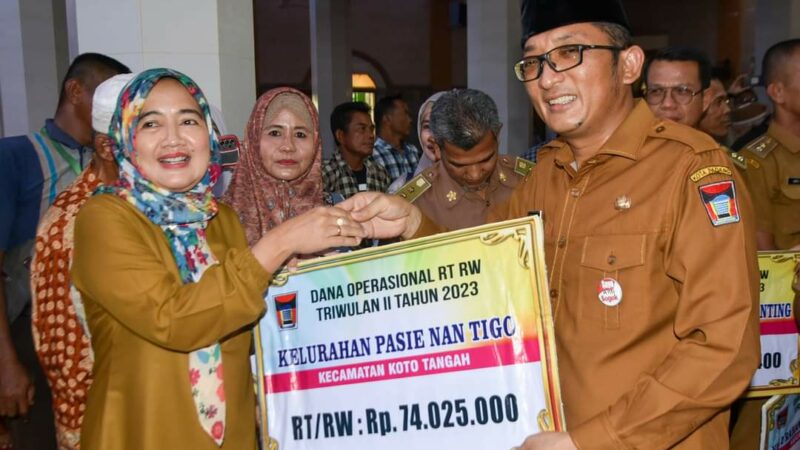 Wako Padang Serahkan Dana Operasional RT/RW Triwulan II di 6 Kecamatan