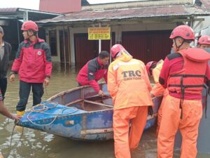Semen Padang Turunkan Relawan TRC Evakuasi Korban Banjir di Padang
