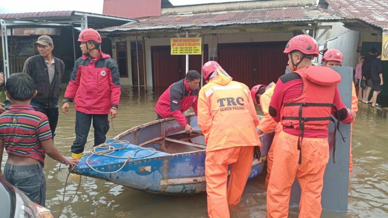 Semen Padang Turunkan Relawan TRC Evakuasi Korban Banjir di Padang