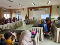 Kebidanan Unand Kenalkan Hypnobreastfeeding dan Lactation Massage pada Ibu Nifas dan Menyusui