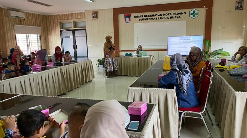 Kebidanan Unand Kenalkan Hypnobreastfeeding dan Lactation Massage pada Ibu Nifas dan Menyusui