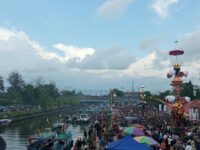 Masyarakat Luar Sumbar Berdatangan Saksikan Puncak Hoyak Tabuik