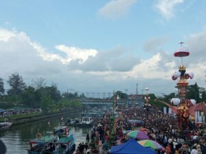 Masyarakat Luar Sumbar Berdatangan Saksikan Puncak Hoyak Tabuik