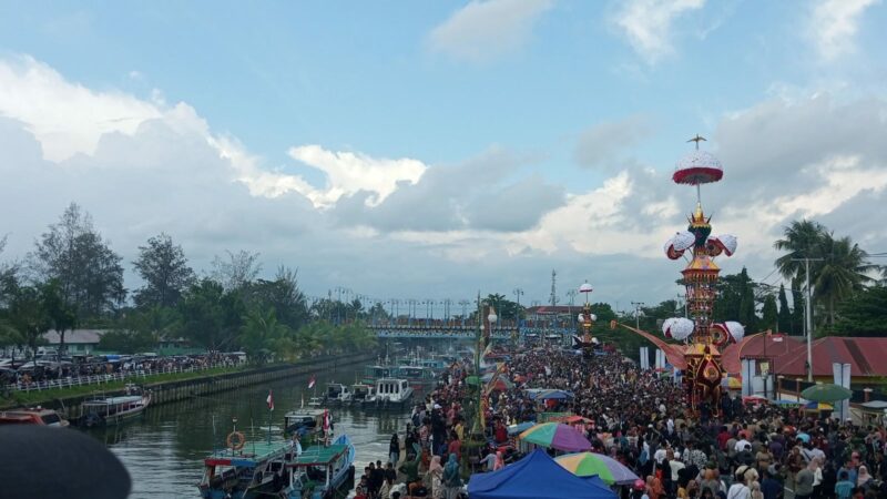 Masyarakat Luar Sumbar Berdatangan Saksikan Puncak Hoyak Tabuik