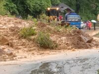 Jalan Lintas Barat Sumatra Padang - Bengkulu Tertutup Sementara Akibat Longsor