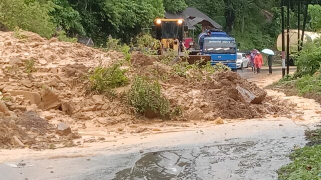 Jalan Lintas Barat Sumatra Padang - Bengkulu Tertutup Sementara Akibat Longsor