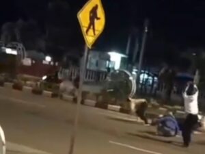 Viral! 2 Kelompok Remaja Saling Serang Pakai Senjata Tajam di Padang