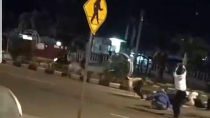 Viral! 2 Kelompok Remaja Saling Serang Pakai Senjata Tajam di Padang