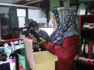 Satpol PP Kota Padang mengamankan puluhan botol minuman beralkohol (minol) dari berbagai tempat usaha kafe karaoke pada Sabtu