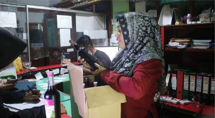 Satpol PP Kota Padang mengamankan puluhan botol minuman beralkohol (minol) dari berbagai tempat usaha kafe karaoke pada Sabtu