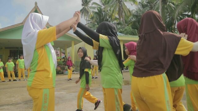 Bicara hiburan tradisional anak nagari Minangkabau, kita akan mengingat beberapa nama permainan yang barangkali sudah jarang didengar