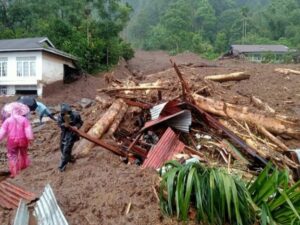 Dua nagari di sekitar Danau Maninjau, Kecamatan Tanjung Raya, Kabupaten Agam, dilanda banjir dan longsor disertai pohon tumbang,