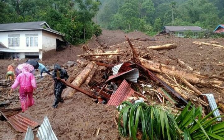 Dua nagari di sekitar Danau Maninjau, Kecamatan Tanjung Raya, Kabupaten Agam, dilanda banjir dan longsor disertai pohon tumbang,