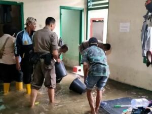 Hujan yang melanda Kota Padang mengakibatkan rumah singgah keluarga pasien RSUP M Djamil Padang asal Pesisir Selatan terendam banjir