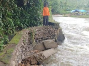 Bendungan Kampung Tanjung, Lubuak Jambu yang berada di Nagari Sikucur, Kecamatan V Koto, Kabupaten Padang Pariaman, jebol pada